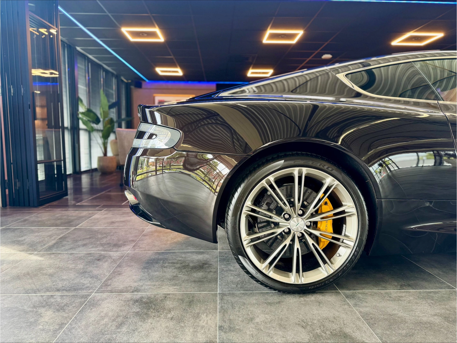 Hoofdafbeelding Aston Martin V12 Virage