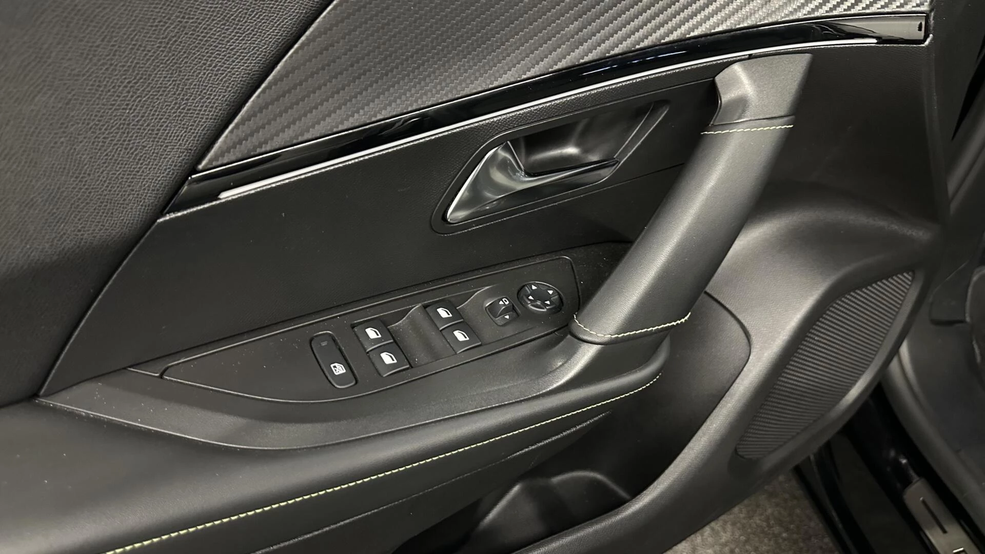 Hoofdafbeelding Peugeot e-2008