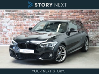 BMW 1 Serie 118i High Executive M Sport Pakket Automaat 3 deurs / Harman Kardon / Leder / DAB / Navigatie Professional / LED Koplampen / Cruise Control / Adaptief M Onderstel / Cruise control / Stoelverwarming / Parkeersensoren / Shadow Line / 18 Inch