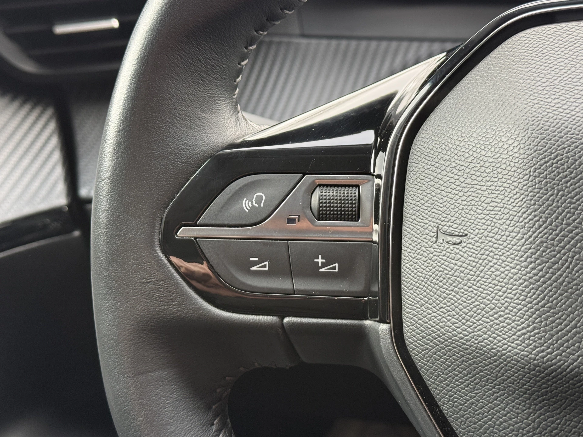 Hoofdafbeelding Peugeot e-2008