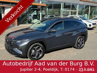Hoofdafbeelding Hyundai Tucson Hyundai Tucson 1.6T PHEV Comfort Smart 4WD Automaat , Panorama-dak , Smart key , Navigatie + Camera , Parkeerhulp Voor & Achter  QI telefoon lader ,  65 km volledig electr. rijden hierna Hybride , 11.948 km !!