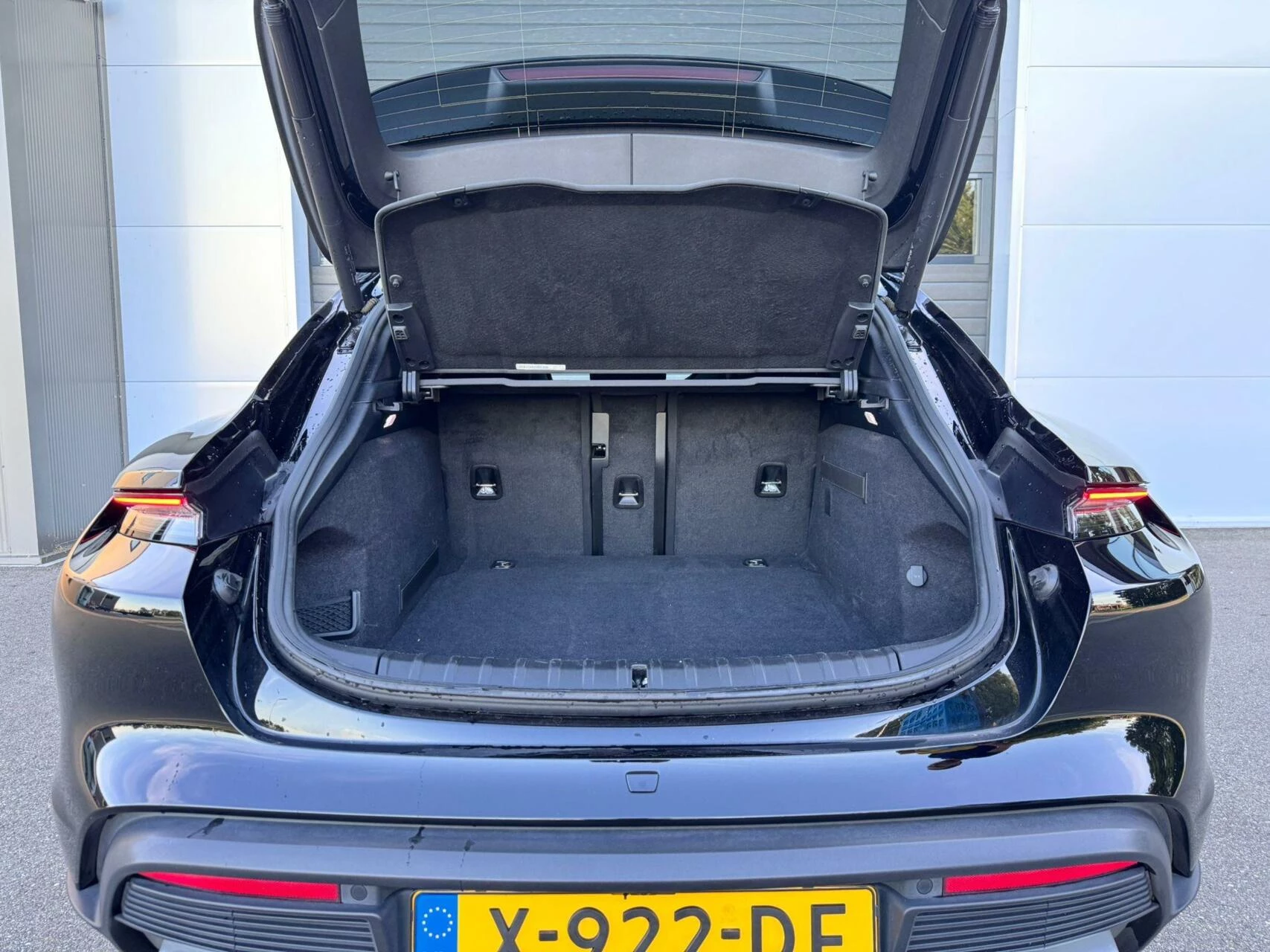 Hoofdafbeelding Porsche Taycan