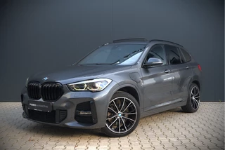 Hoofdafbeelding BMW X1 BMW X1 xDrive25e High Executive Edition M Sport | Panoramadak | Leer | Head-Up Display | Camera | Shadowline | Keyless | Adaptive Cruise Control | Navigatie Prof. | Stoelverwarming | Elek. Achterklep | Ambiance Verlichting |