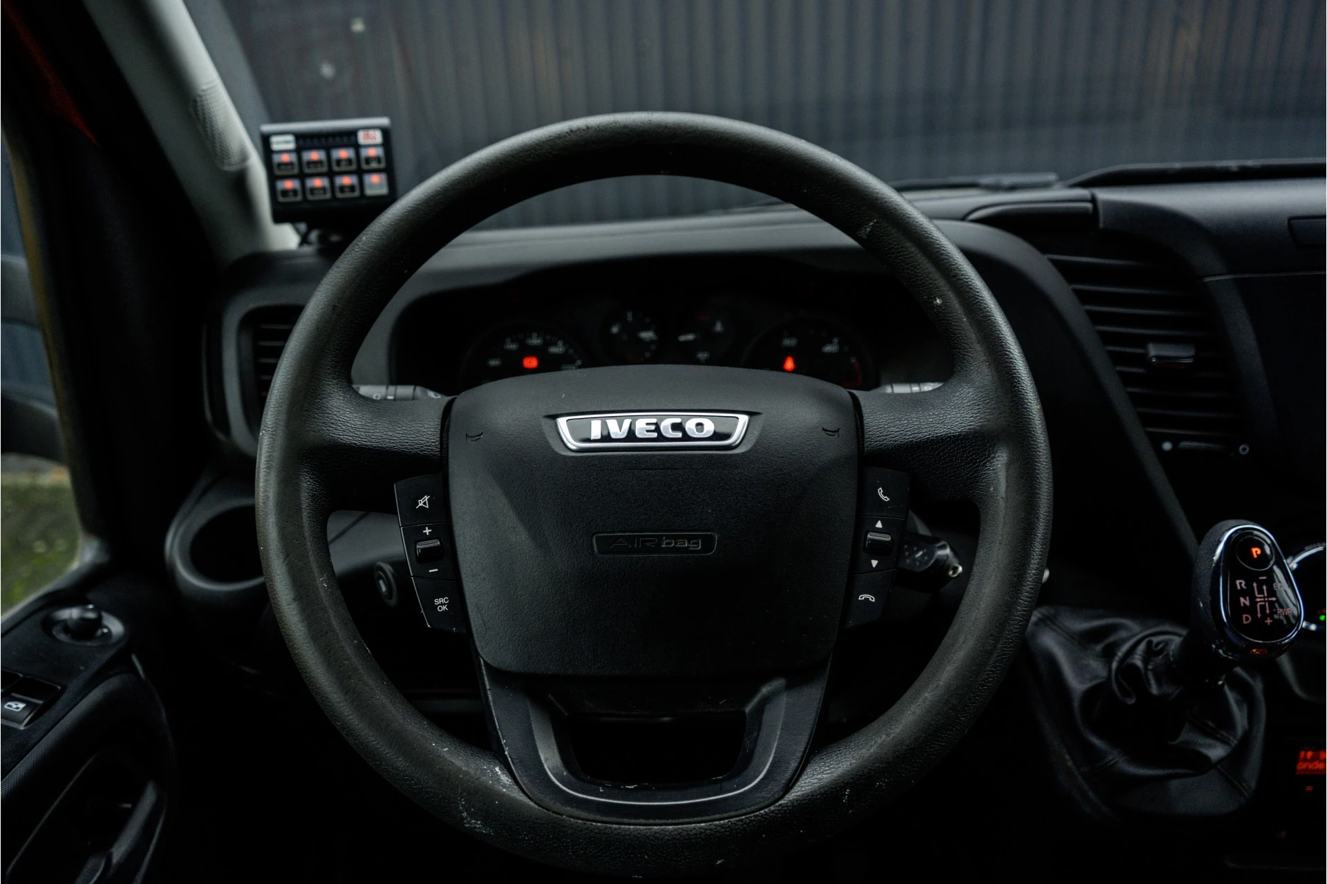 Hoofdafbeelding Iveco 50C18 3.0L | Bakwagen met laadklep | Climatic | Cruise | 180PK | 3.5T Trekgewicht | 2520KG Laadvermogen