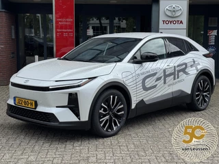 Toyota C-HR+ FIRST EDITION 77KWH WLTP 607KM STOEL/STUURVERW BLIND SPOT EL-ACHTERKLEP WARMTEPOMP NAVI PARK-SENSOREN CAMERA CLIMA APPLE/ANDROID 20'' LM-VELGEN