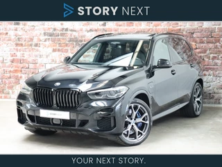 Hoofdafbeelding BMW X5 BMW X5 xDrive45e High Executive M Sport Pakket Automaat / Panoramadak / Stoelventilatie / Driving Assistant Professional / Surround View / Crafted Clarity / Shadow Line / Stoelverwarming Voor en Achter / Niveauregeling / Live Cockpit Professional / 21 Inch