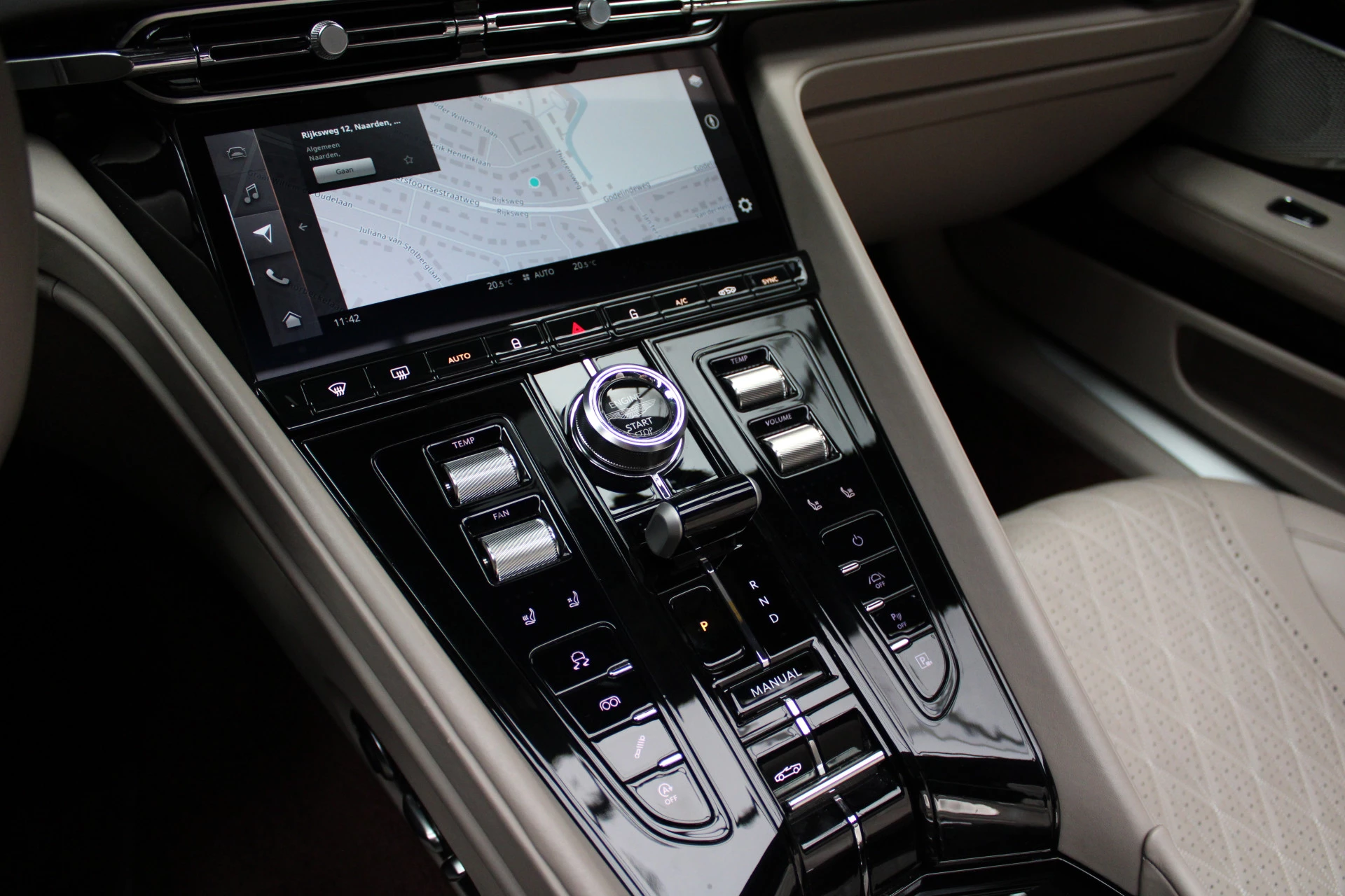 Hoofdafbeelding Aston Martin V8 Volante