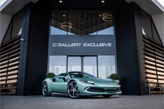 Hoofdafbeelding Ferrari 296 Ferrari 296 GTS 3.0 V6 - Verde Francesca | Spyder l 830PK! l Race Display l Racing Seats | Carbon