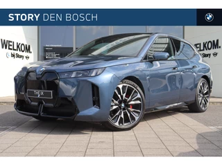 BMW iX xDrive60 M Sport / Panoramadak Sky Lounge / Trekhaak / Parking Assistant Professional / Active Steering / Soft-Close / Comfort Access