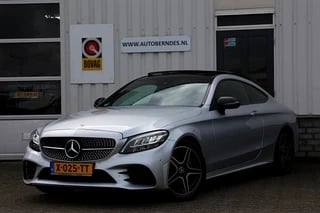 Mercedes-Benz C-Klasse Coupé 180 AMG 9-G Aut.*Perfect Onderh.*1ste Eig!*Pano/Sfeerverl./Virtual Cockpit/Diamond grille/LED Koplampen/ACC/Apple Carplay-Android/Camera/Keyless Entry + Go/Stoelverw./Memorie/Elek. Klep/Dodehoek/Rijstrook/VOL*