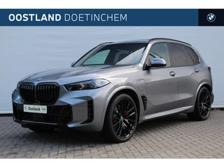 Hoofdafbeelding BMW X5 BMW X5 xDrive50e M Sport Automaat / Panoramadak Sky Lounge / Trekhaak / Bowers & Wilkins / Soft-Close / Massagefunctie  / M Multifunctionele Stoelen / Active Steering