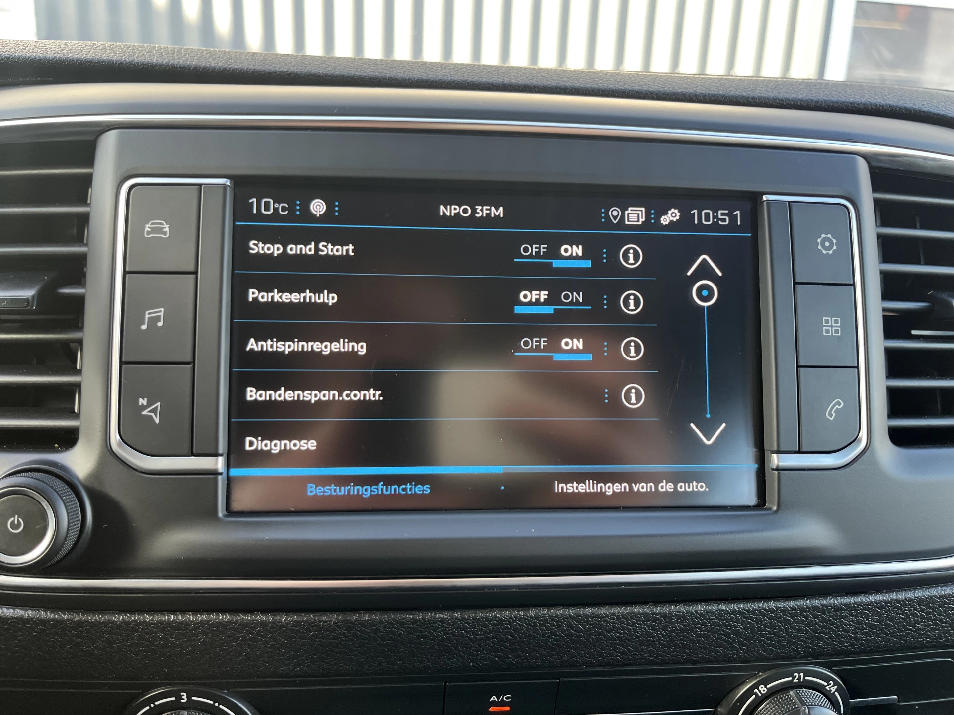 Hoofdafbeelding Peugeot Traveller