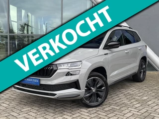 Hoofdafbeelding Škoda Karoq Skoda Karoq 1.5 TSI ACT Sportline Black Style 150pk Automaat / Panoramadak / Trekhaak / Camera
