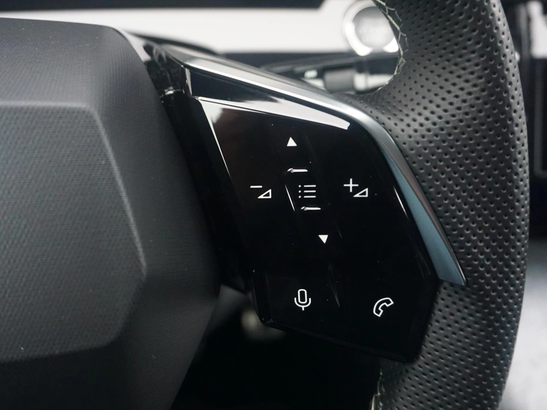 Hoofdafbeelding Peugeot e-3008