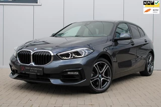 Hoofdafbeelding BMW 1 Serie BMW 1-serie 120i SportLine VIRTUAL I KEYLESS I CAM I DAB I CARPLAY I STUUR VERW. I
