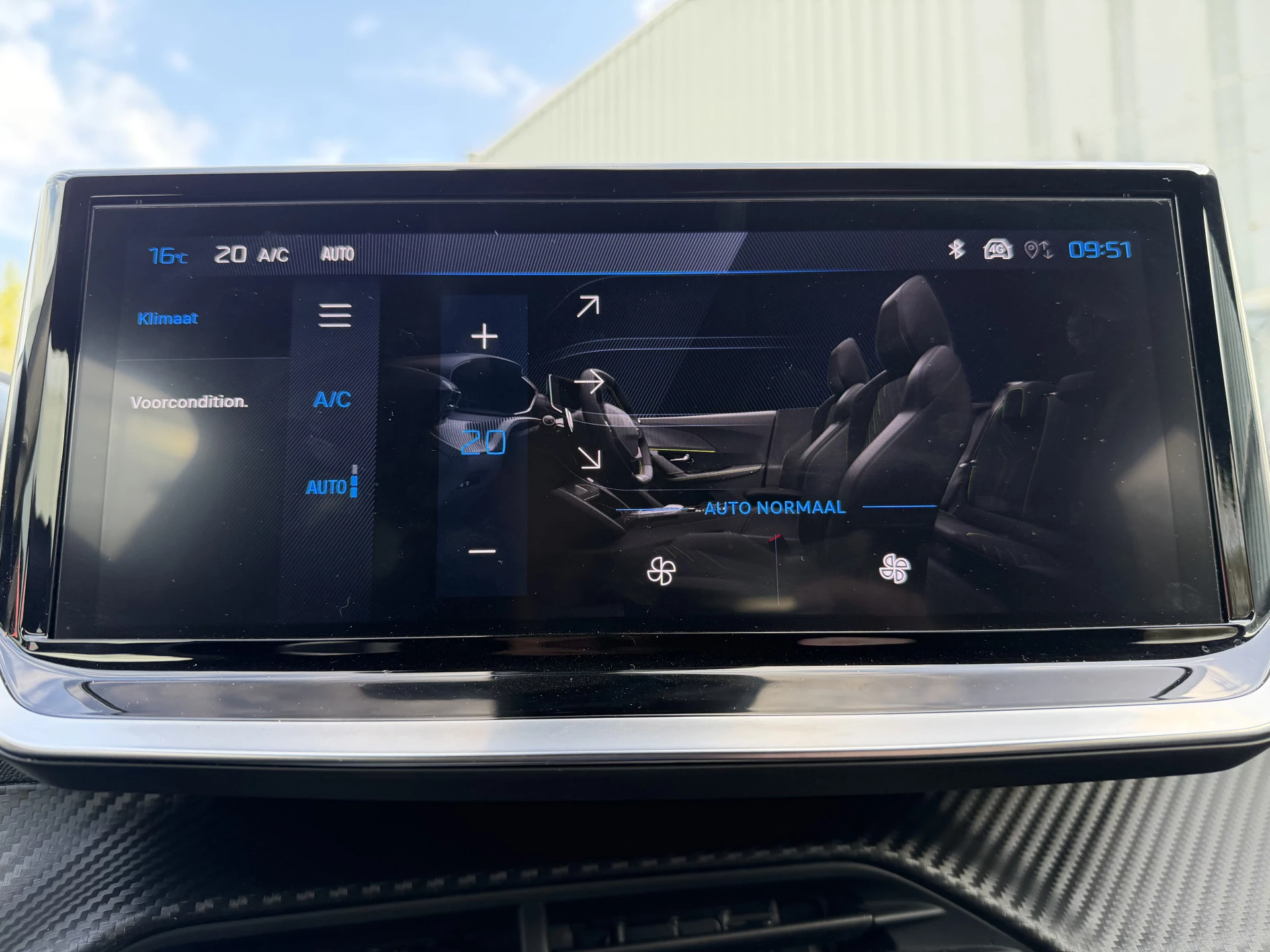 Hoofdafbeelding Peugeot e-2008