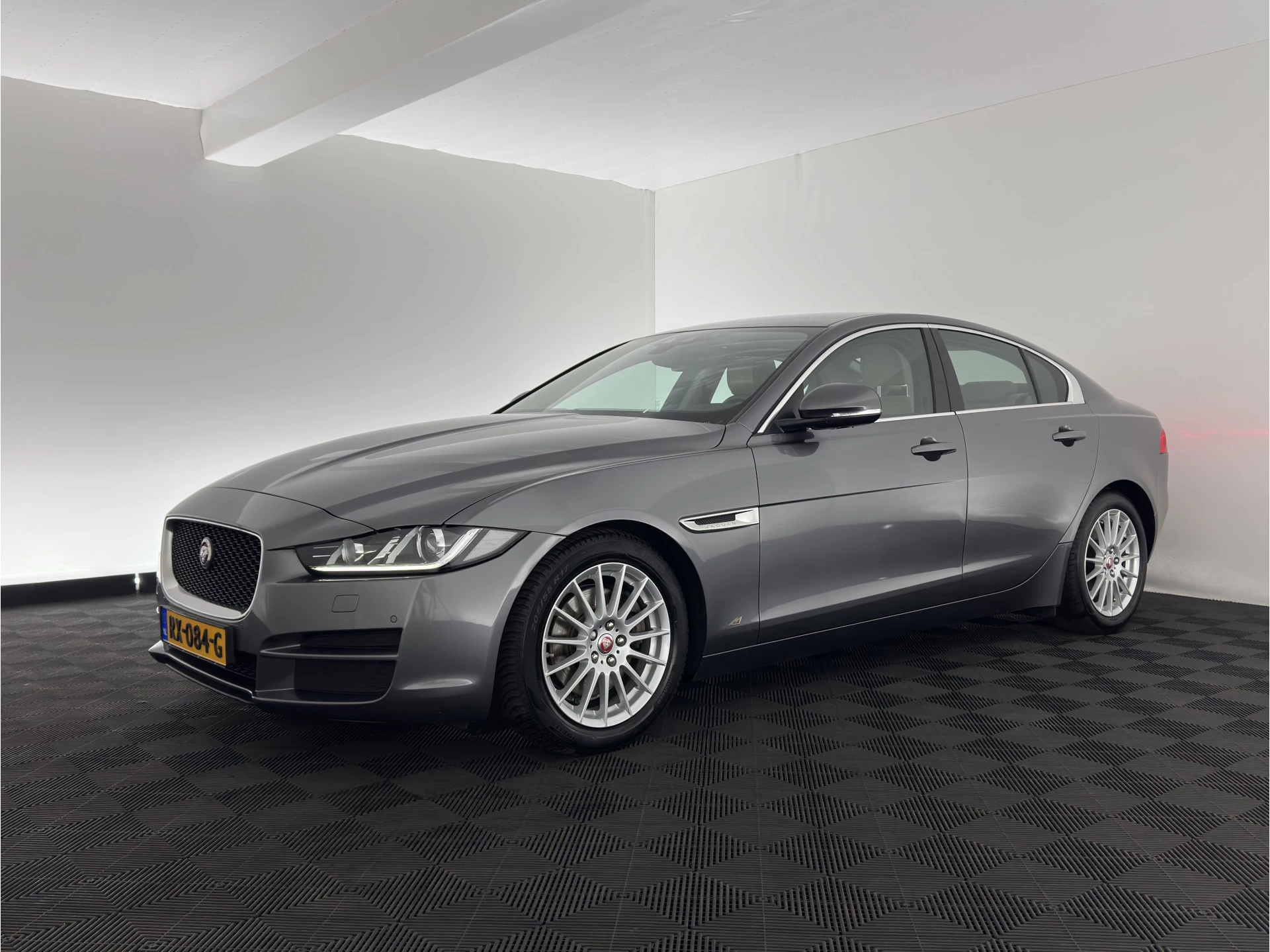 Hoofdafbeelding Jaguar XE