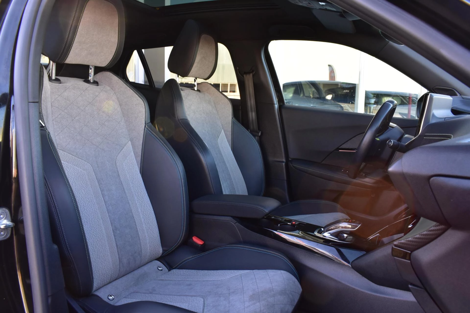 Hoofdafbeelding Peugeot e-2008