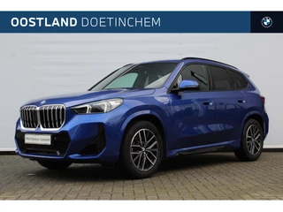 Hoofdafbeelding BMW X1 BMW X1 xDrive23i High Executive M Sport Automaat / Trekhaak / Sportstoelen / Stoelverwarming / Adaptieve LED / Head-Up / Parking Assistant Plus / Live Cockpit Professional