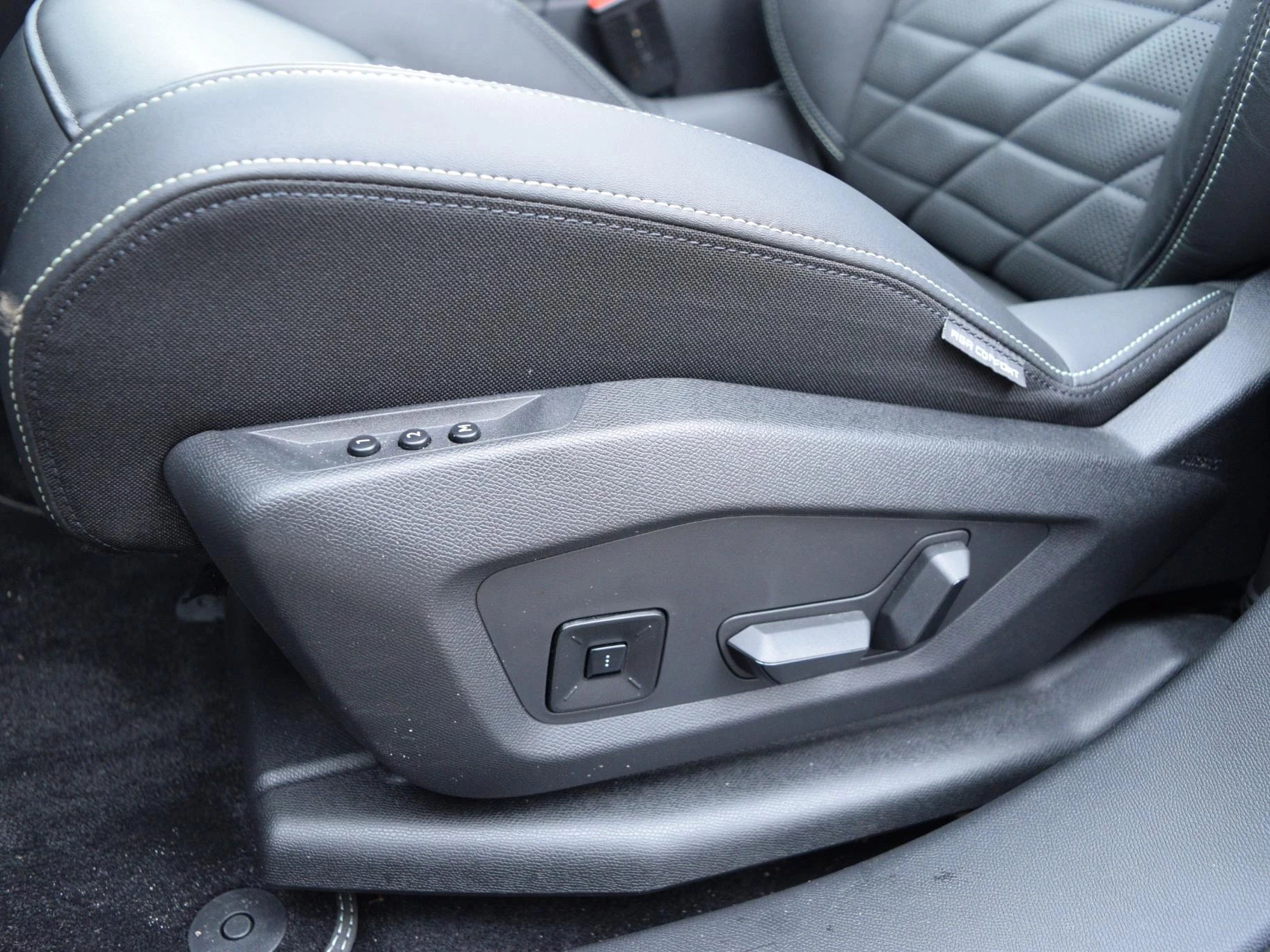 Hoofdafbeelding Peugeot e-3008