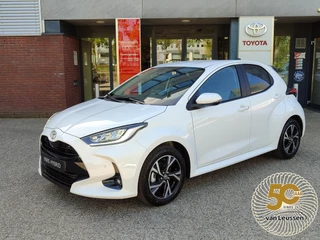 Hoofdafbeelding Toyota Yaris Toyota Yaris 1.5 Hybrid 115 DYNAMIC VOORRAAD VOORDEEL! NU €29.900 VAN €32.885! NIEUW! STOEL/STUURVERW PARK-SENSOREN BLIND SPOT NAVI KEYLESS LM-VELGEN CAMERA APPLE/ANDROID