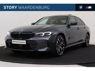 BMW 3 Serie 330e M Sport Automaat / Schuif-kanteldak / Trekhaak / Sportstoelen / Stuurverwarming / Comfort Access / Adaptieve LED / Harman Kardon / Stoelverwarming