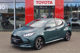 Hoofdafbeelding Toyota Yaris Toyota Yaris 1.5 HYBRID 115 DYNAMIC NIEUW&DIRECT LEVERBAAR! COMFORT-PACK LED 16"LMV PRIVACY-GLASS BLISS PARK-SENSOREN STUUR/STOELVERW.