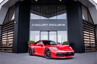 Hoofdafbeelding Porsche 911 Porsche 911 992 3.0 Carrera 4 S - Indischrood | Sport Chrono + | Panorama | Bose