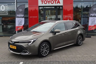 Toyota Corolla Touring Sports DYNAMIC FACELIFT BLIND-SPOT KEYLESS STOELVERW EL-ACHTERKLEP PARK-SENSOREN VOOR/ACHTER 17'' LM-VELGEN NAVI LED APPLE/ANDROID NL-AUTO