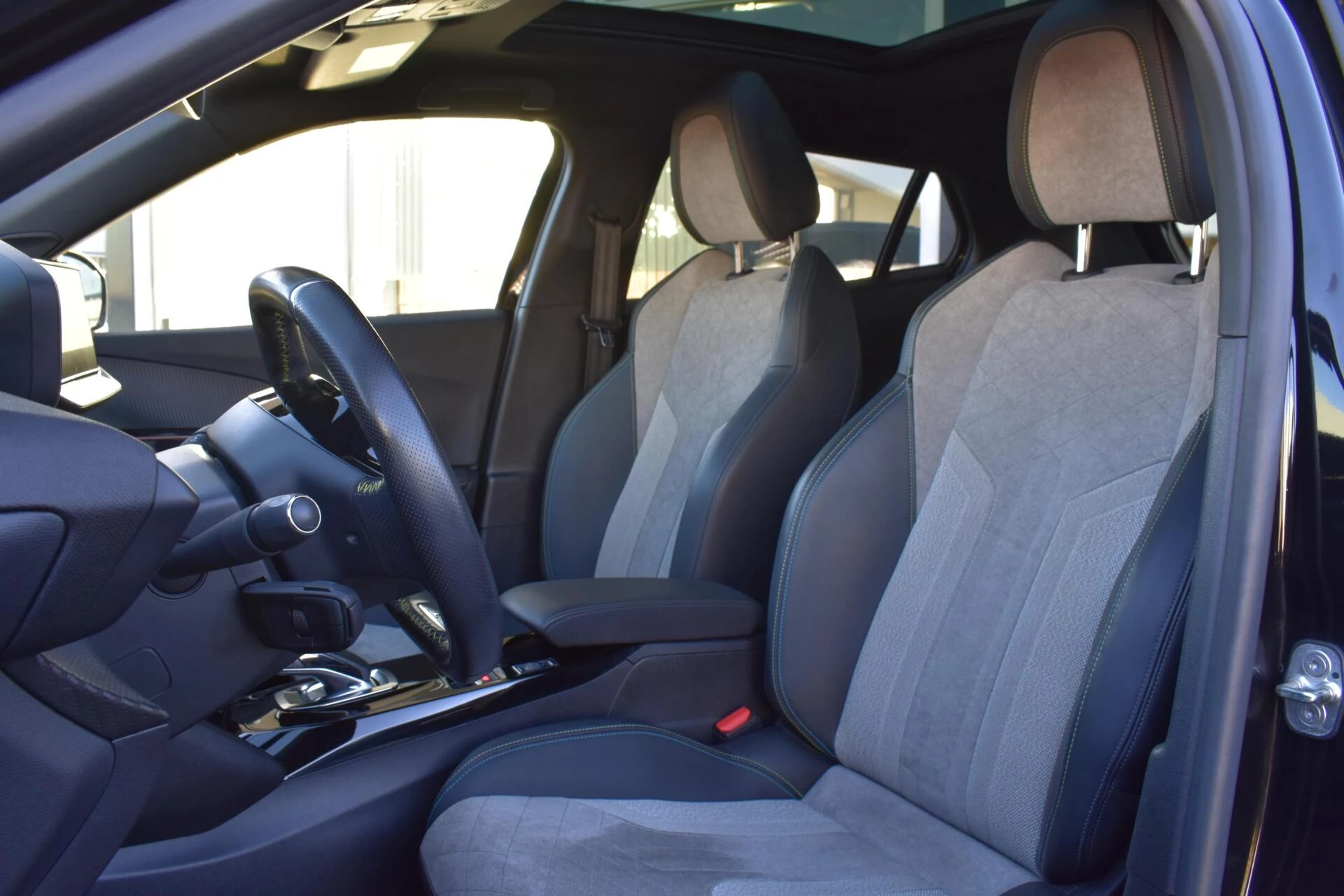 Hoofdafbeelding Peugeot e-2008