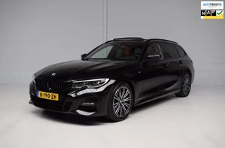 BMW 3-serie Touring 320d 190PK AUT M-SPORT ORG.NED / PANORAMADAK / CAMERA / LEER / CARPLAY / SFEERVERLICHTING / NAP