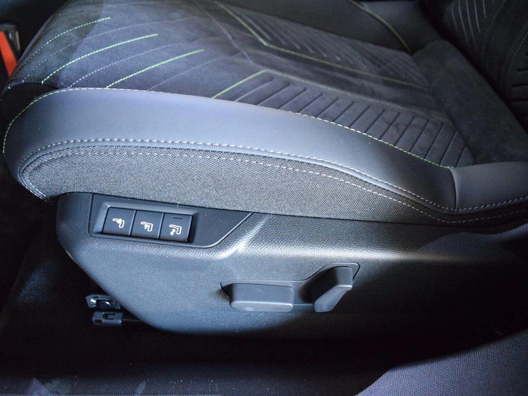 Hoofdafbeelding Peugeot e-2008