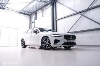Volvo V60 2.0 T8 Recharge AWD R-Design | NL auto | DAB+ | CarPlay | Adaptive | Blis | Rijklaar |
