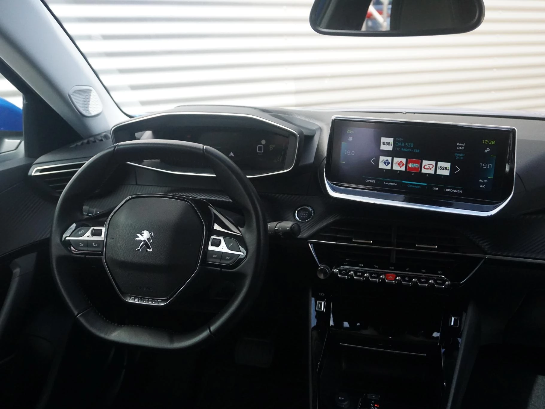 Hoofdafbeelding Peugeot e-2008