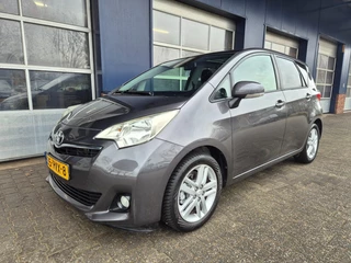 Hoofdafbeelding Toyota Verso-S Toyota Verso-S 1.3 VVT-I DYNAMIC, Trekhaak, Keyless, Pano, Camera, ALL IN prijs!