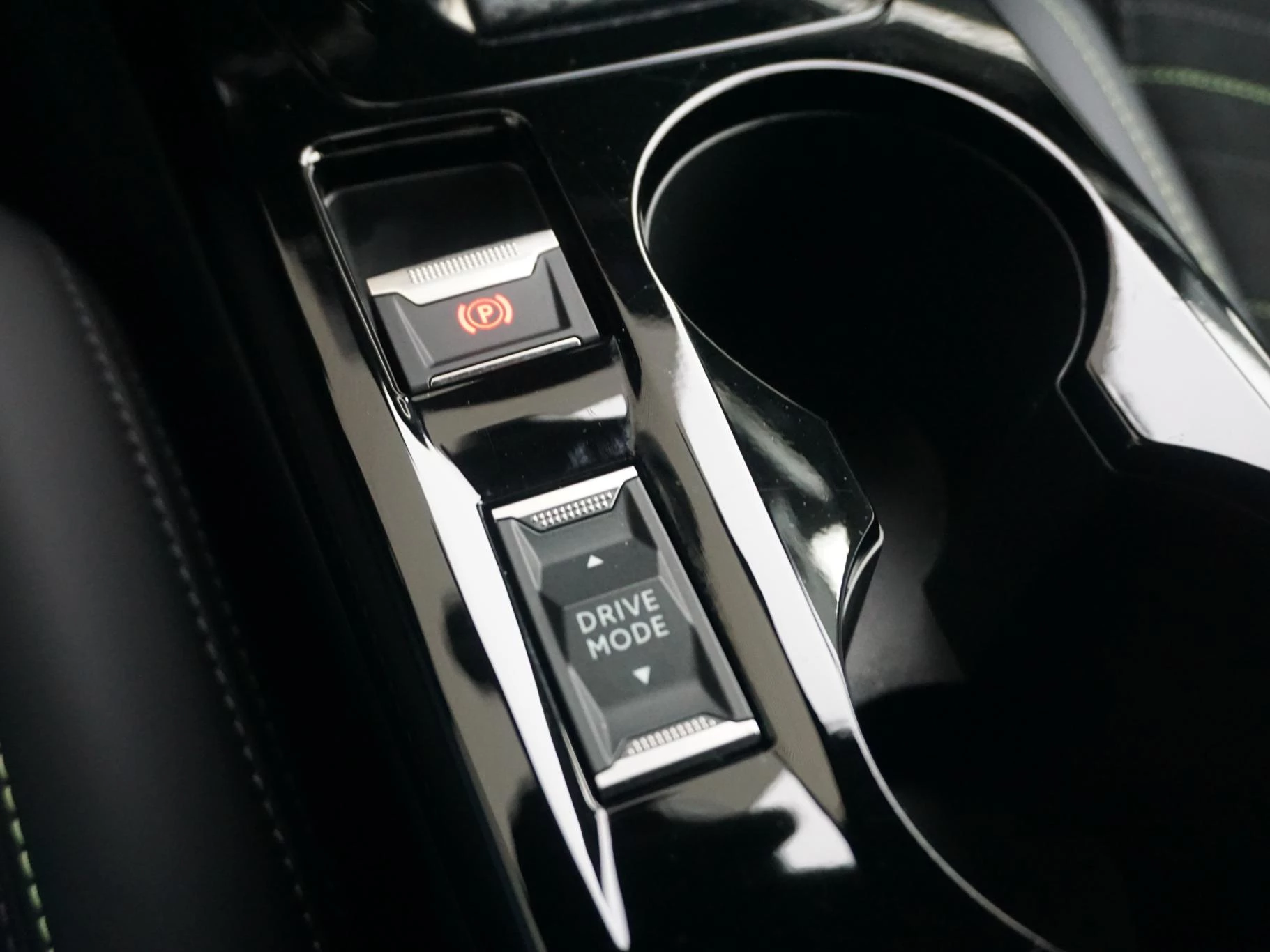 Hoofdafbeelding Peugeot e-2008