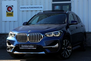 Hoofdafbeelding BMW X1 BMW X1 xDrive25e Plug in hybrid PHEV*Perfect BMW Onderh.*Pano/ACC/HUD/Afneemb. Trekhaak/Sportleder/Stoelverw./Memorie/Keyless/Sfeer/Rijstrook/Camera/Parkeersens.V+A/19 inch LM*