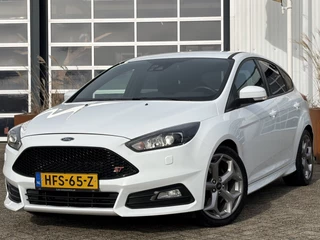 Ford Focus 2.0 EcoBoost ST-3 250pk | Airco automatisch | Bi-xenon koplampen | Dimlichten automatisch | Lederen bekleding | Parkeersensor achter | Recaro Sportstoelen | Voorstoelen verwarmd | Rijdt fantastisch!