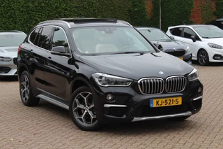 BMW X1 sDrive18i Centennial High Exe. 107.983 km! / Panoramadak / Head-up / Leder / 18'' / Keyless / Navigatie / Sportstoelen / Stoelverwarming / Cruise Control