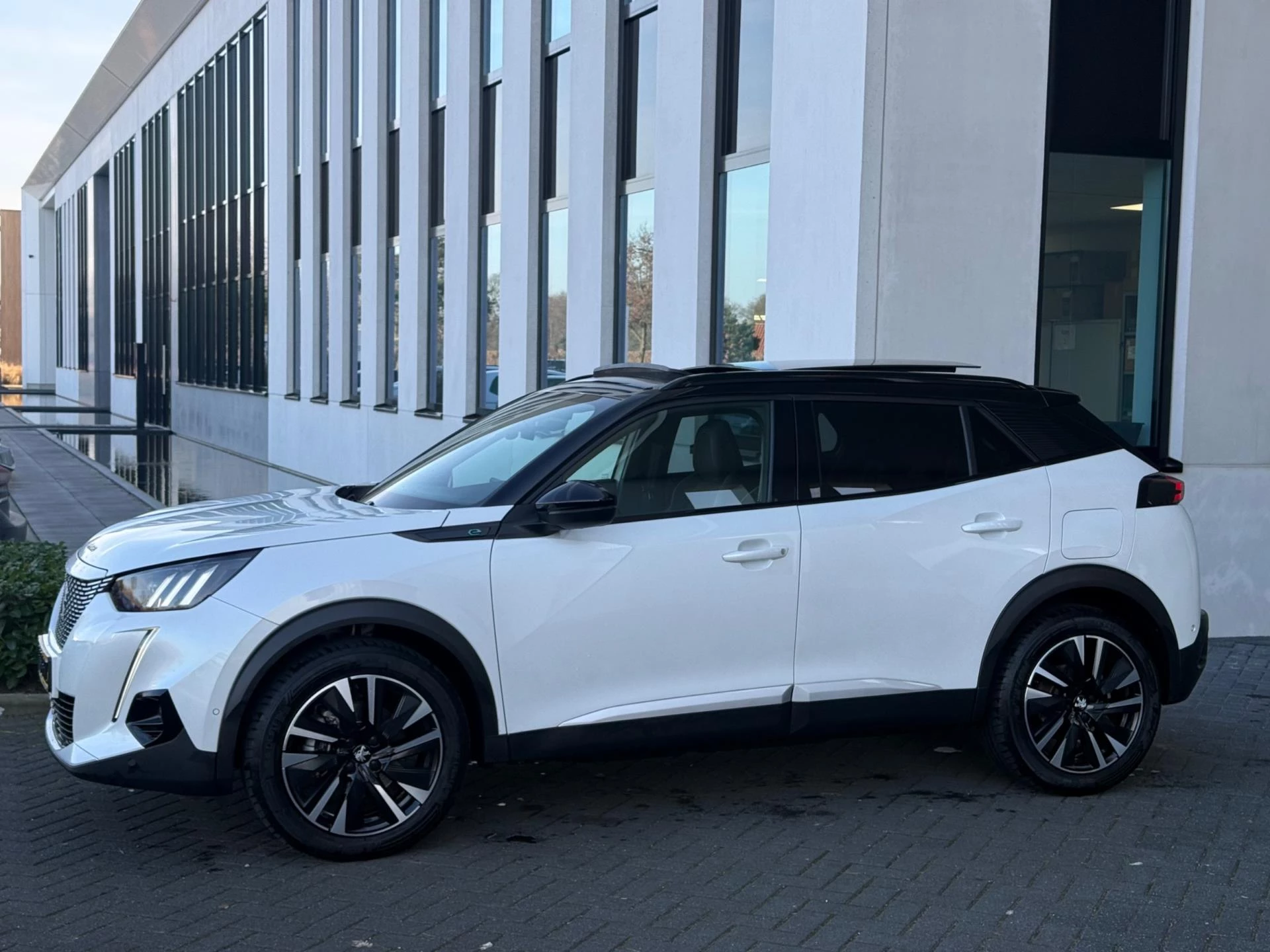 Hoofdafbeelding Peugeot e-2008