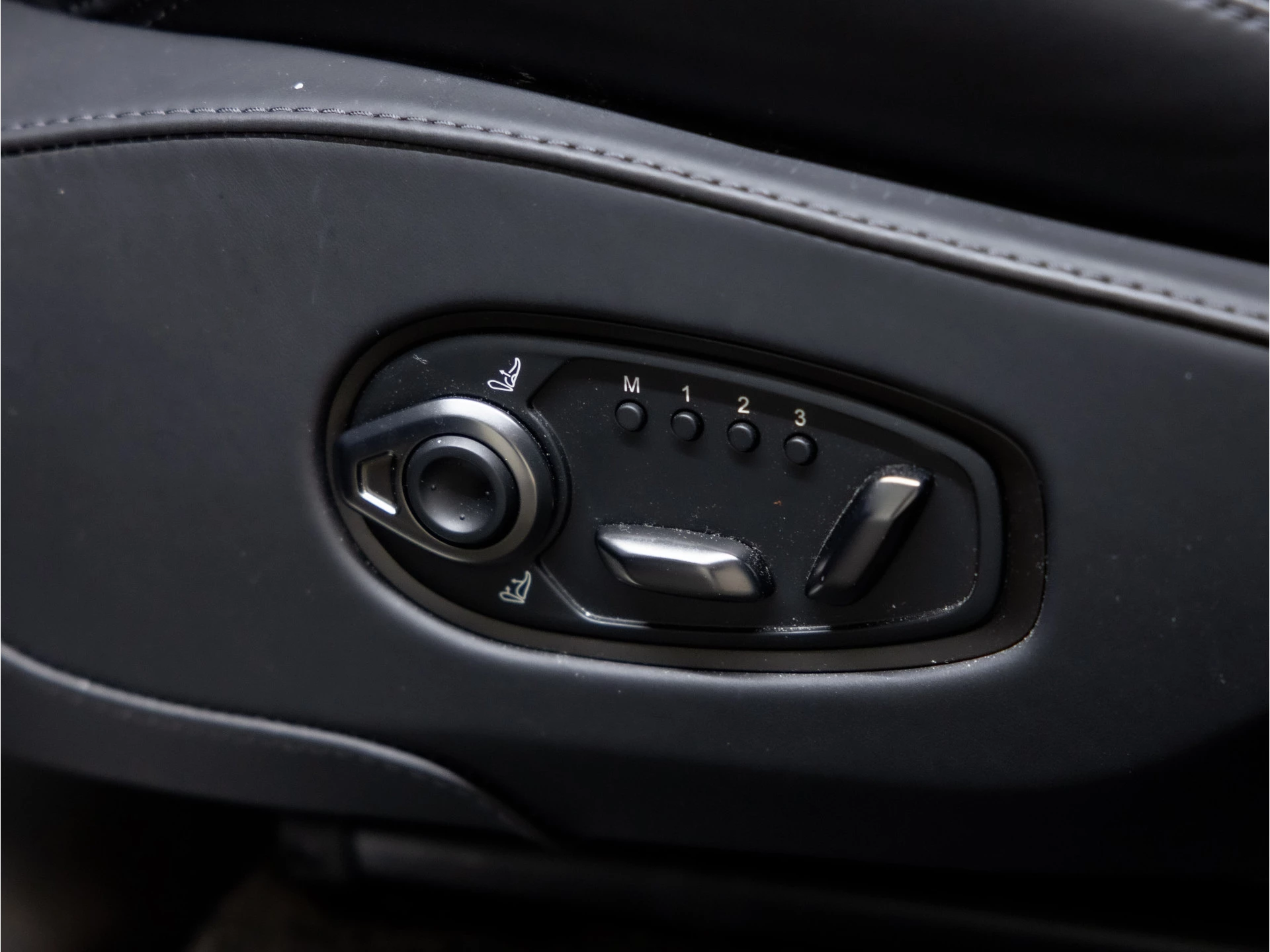 Hoofdafbeelding Aston Martin DBX