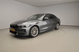 BMW 3 Serie Sedan 320i | LED | Leder | Navigatie | Sportstoelen | Stoelverwarming | DAB | Hifi speakers | Alu 18 inch