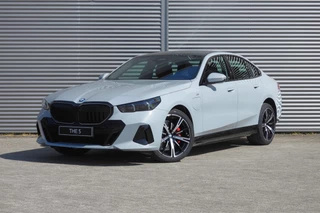 Hoofdafbeelding BMW 5 Serie BMW 5 Serie 530e Automaat / Panoramadak / Trekhaak / Parking Assistant Plus / Comfort Access / Stoelventilatie / Stuurverwarming / Adaptieve LED