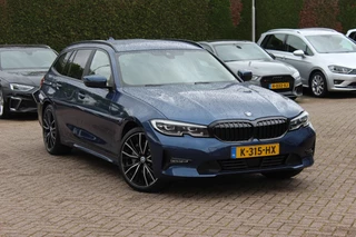 BMW 3 Serie Touring 330e eDrive Edition / Leder / Ambiance / CarPlay / Parkeerhulp V+A / 19'' / Harman Kardon Getint glas / Virtual Cockpit / Stoelverwarming 4x / DAB / Cruise Control