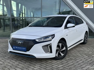 Hoofdafbeelding Hyundai IONIQ Hyundai IONIQ 1.6 GDi First Edition 141pk Camera / Panoramadak / Stoelverwarming