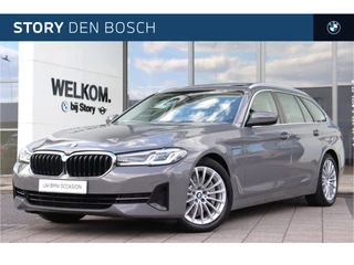 Hoofdafbeelding BMW 5 Serie BMW 5 Serie Touring 530e High Executive Automaat / Panoramadak / Achteruitrijcamera / Comfortstoelen / Stoelverwarming / Adaptieve LED / HiFi / Apple Carplay / Live Cockpit Professional