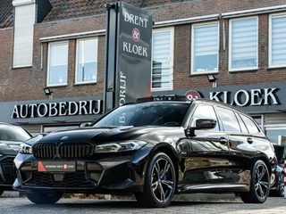 BMW 3 Serie Touring 330e M-Sport PANO HUD HARMAN KARDON ELEK STOEL MET MEMORY CAMERA BOMVOL!!