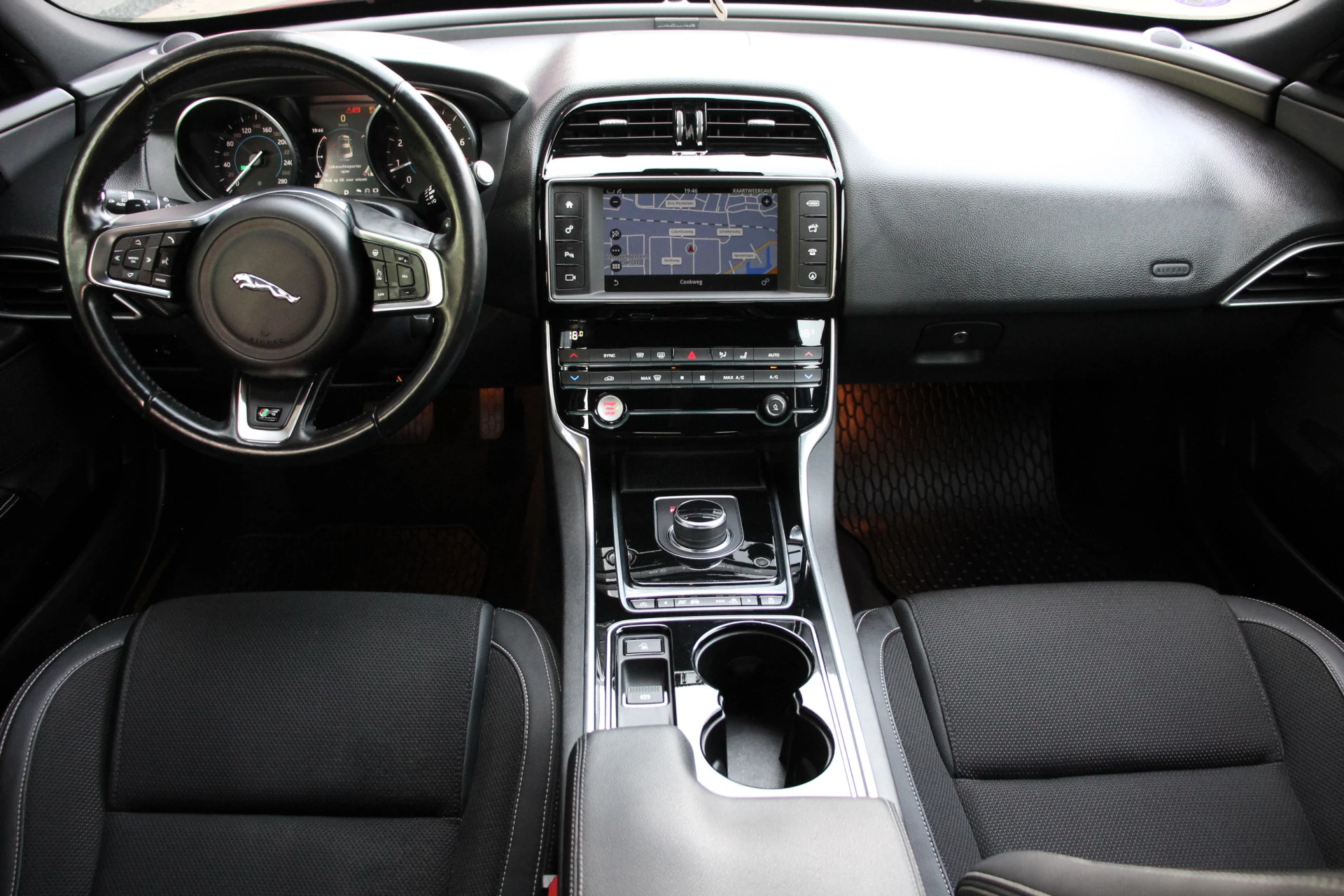 Hoofdafbeelding Jaguar XE