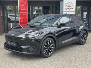 Hoofdafbeelding Toyota C-HR+ Toyota C-HR+ FIRST EDITION 77KWH NIEUW DIRECT LEVERBAAR! STOEL/STUURVERW 20'' LM-VELGEN BLIND SPOT EL-ACHTERKLEP WARMTEPOMP NAVI PARK-SENSOREN CAMERA CLIMA APPLE/ANDROID