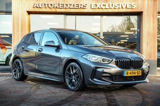 Hoofdafbeelding BMW 1 Serie BMW 1-serie 120d xDrive High Executive Edition M Pakket Panoramadak Ambient Sportstoelen Stuurverw. 18”LM
